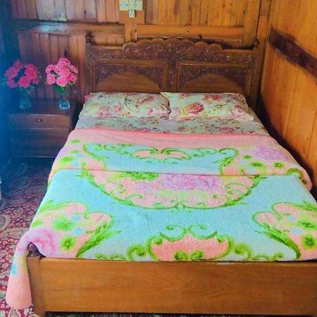 Houseboat Young Wild Rose Srīnagar 外观 照片