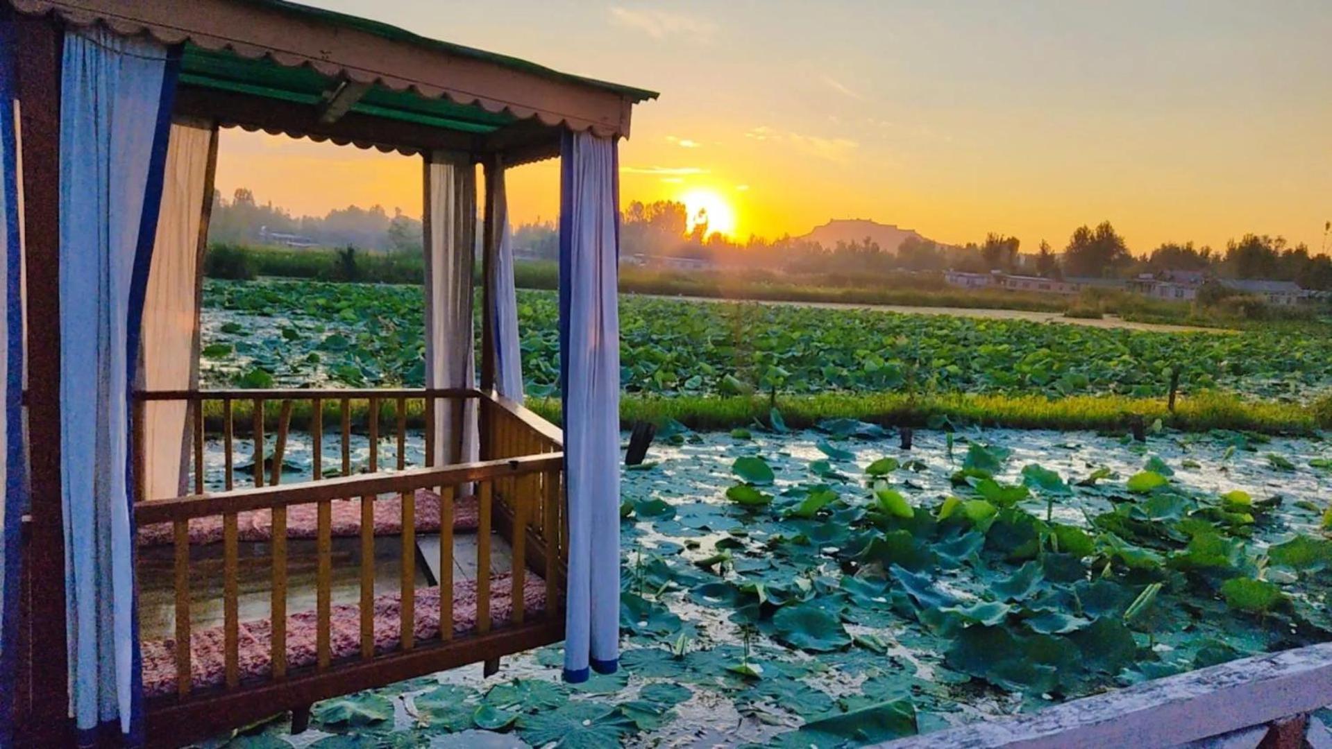 Houseboat Young Wild Rose Srīnagar 外观 照片