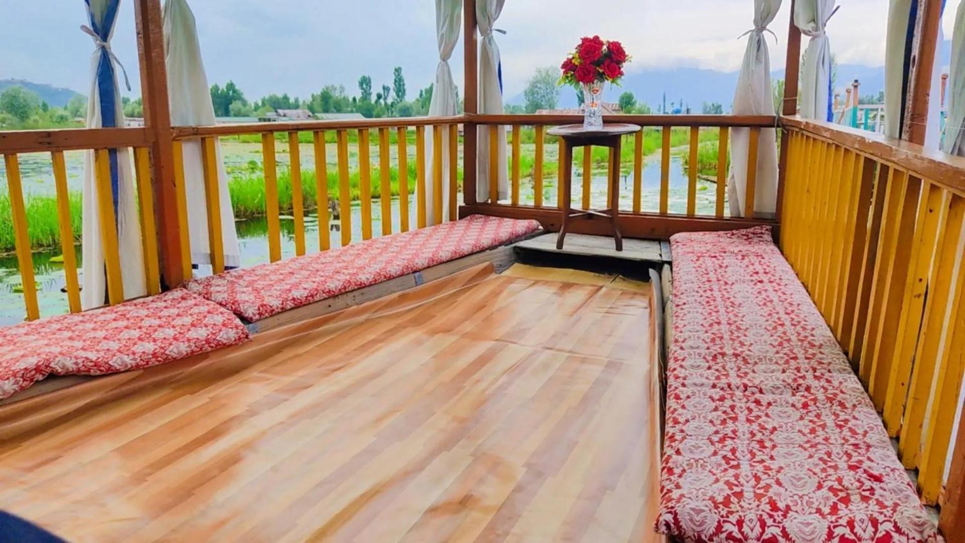 Houseboat Young Wild Rose Srīnagar 外观 照片