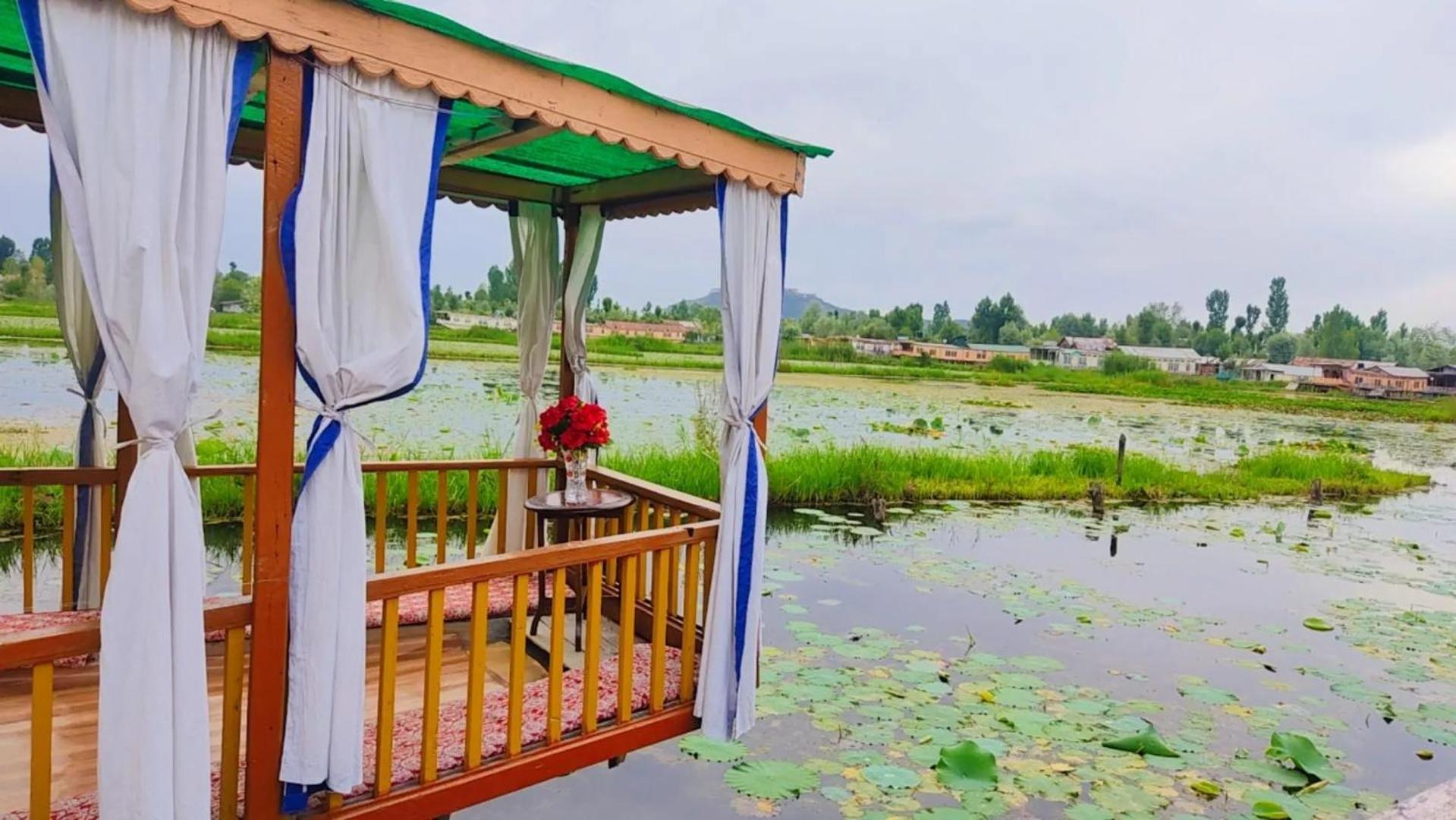 Houseboat Young Wild Rose Srīnagar 外观 照片
