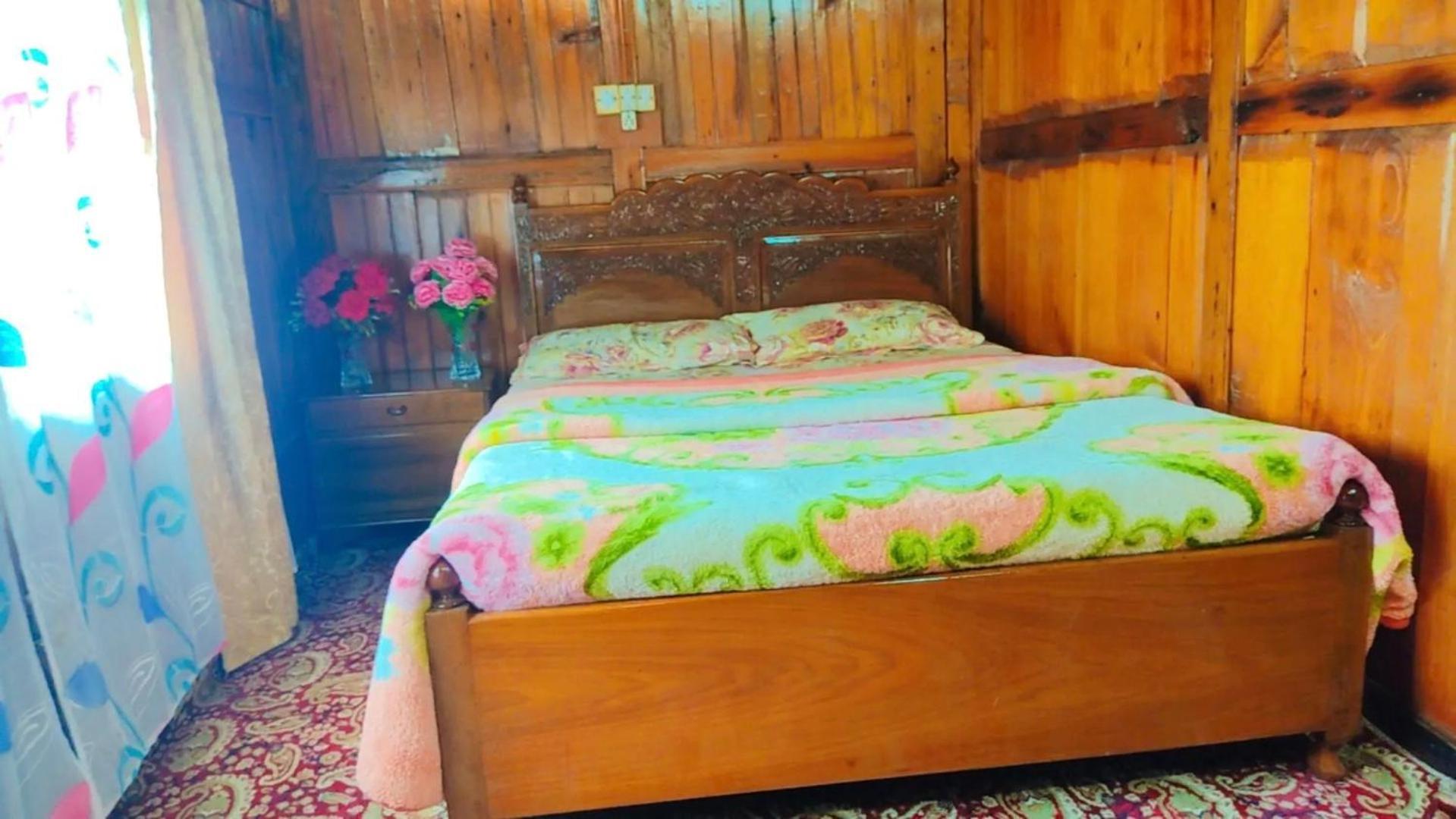 Houseboat Young Wild Rose Srīnagar 外观 照片