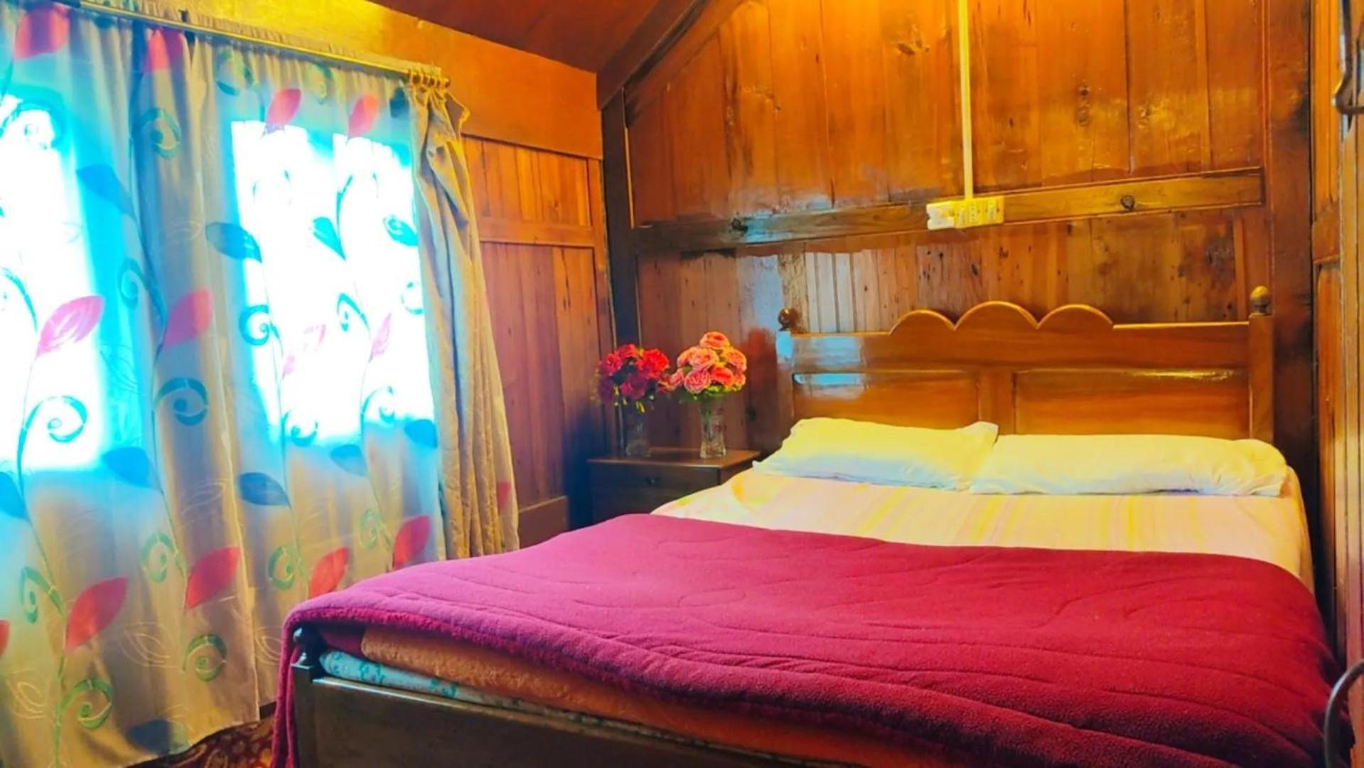 Houseboat Young Wild Rose Srīnagar 外观 照片