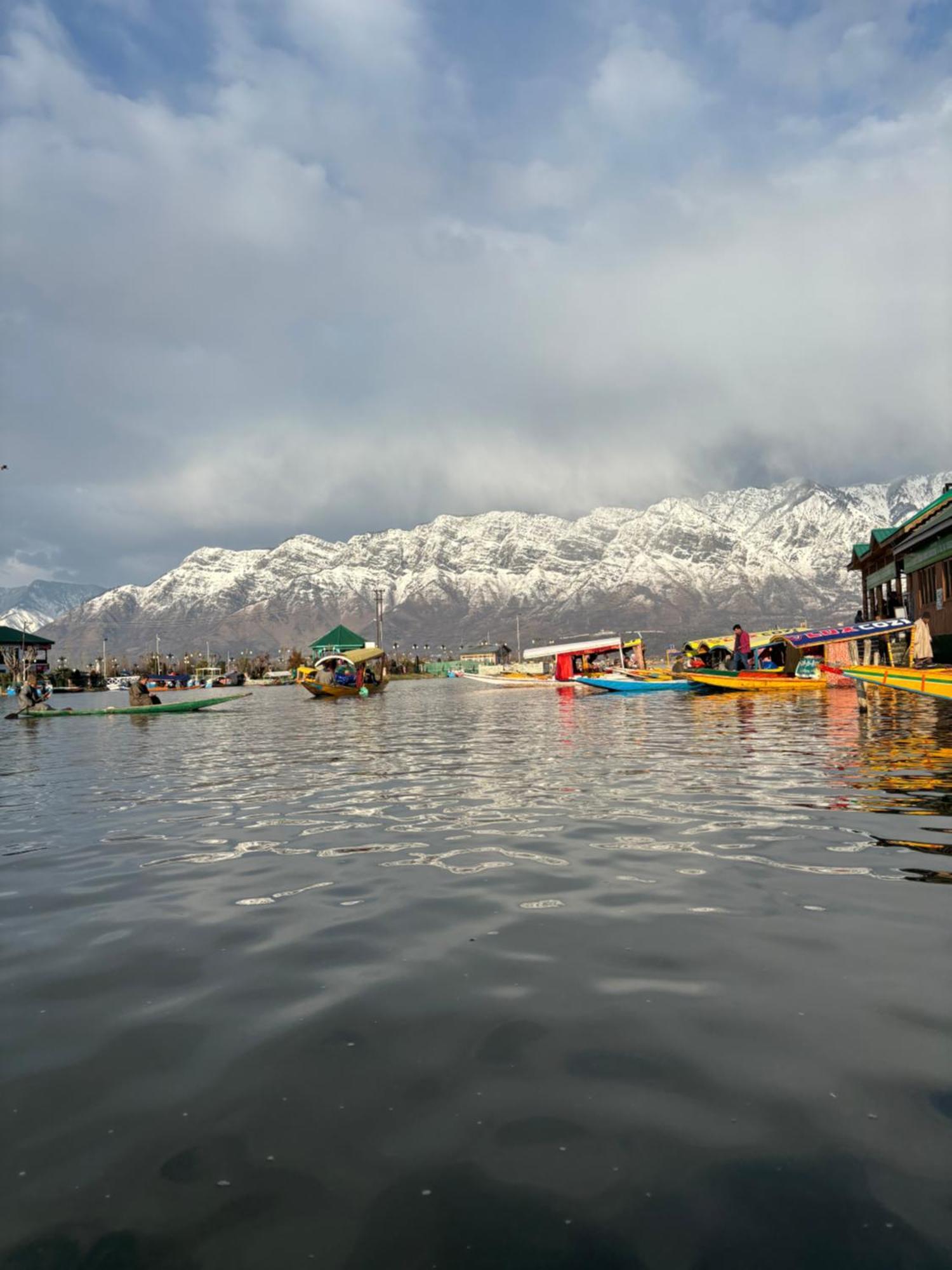 Srīnagar Houseboat Young Wild Rose酒店 外观 照片