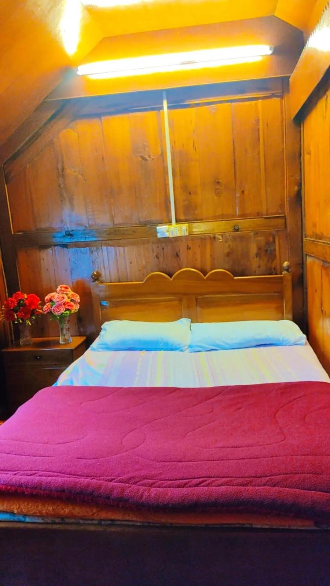 Houseboat Young Wild Rose Srīnagar 外观 照片
