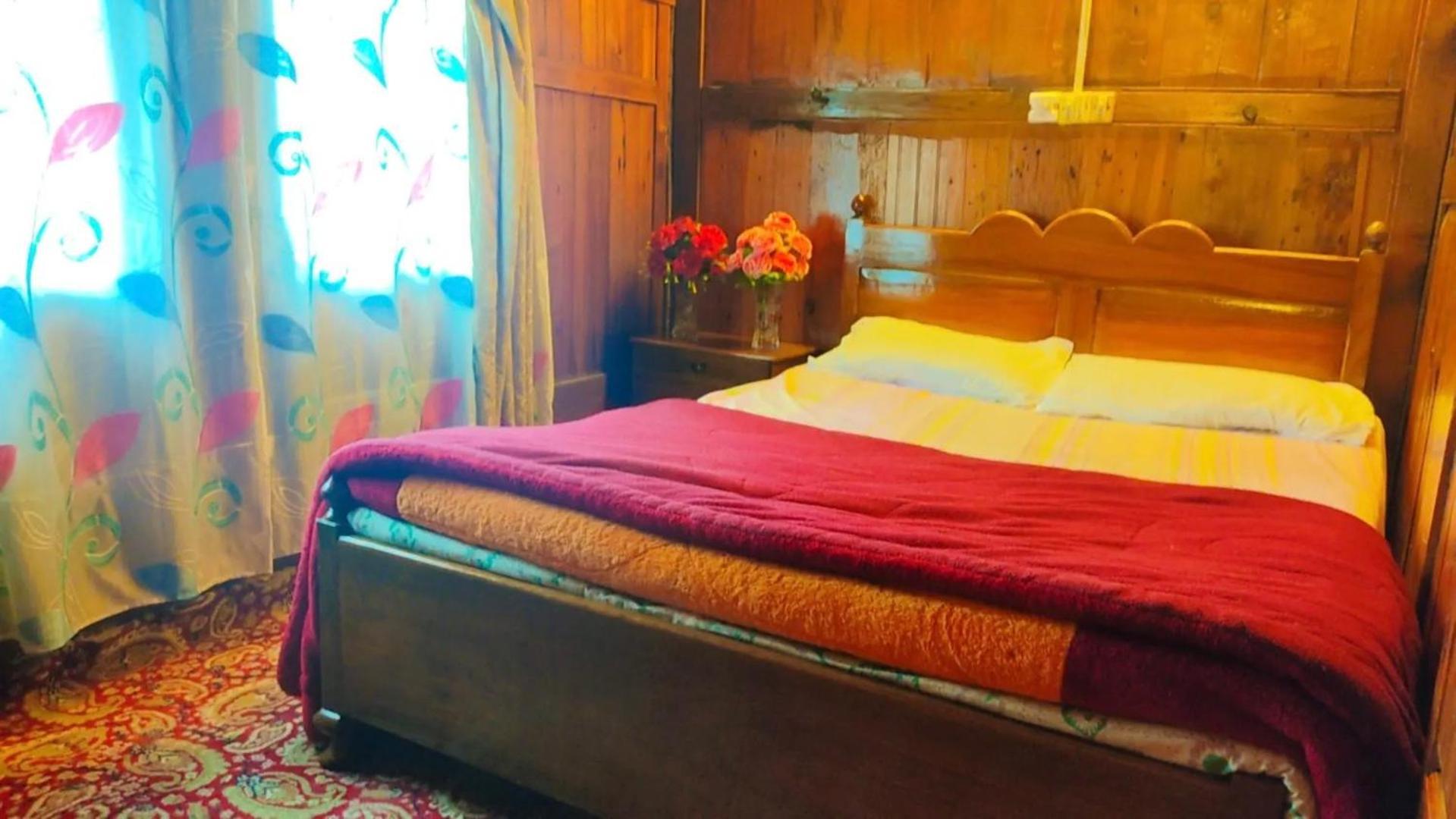 Houseboat Young Wild Rose Srīnagar 外观 照片