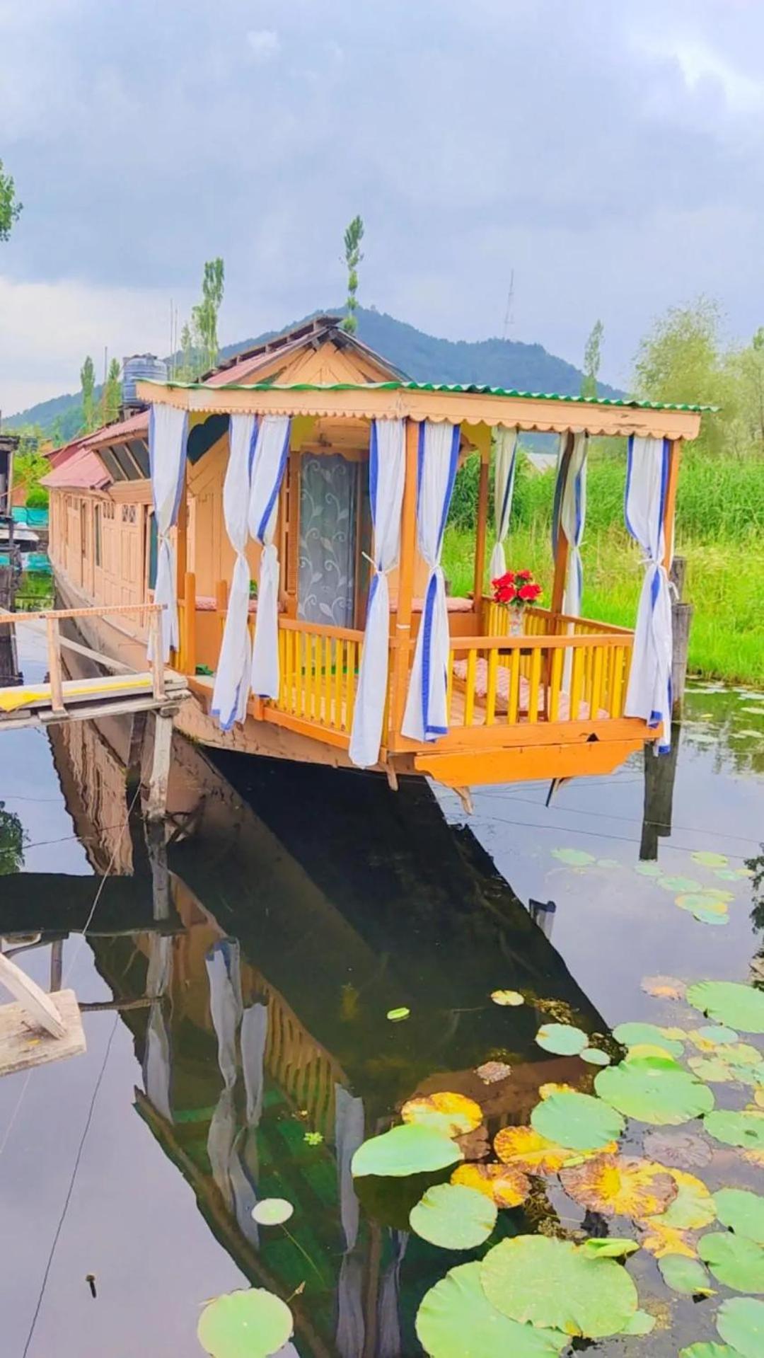 Srīnagar Houseboat Young Wild Rose酒店 外观 照片