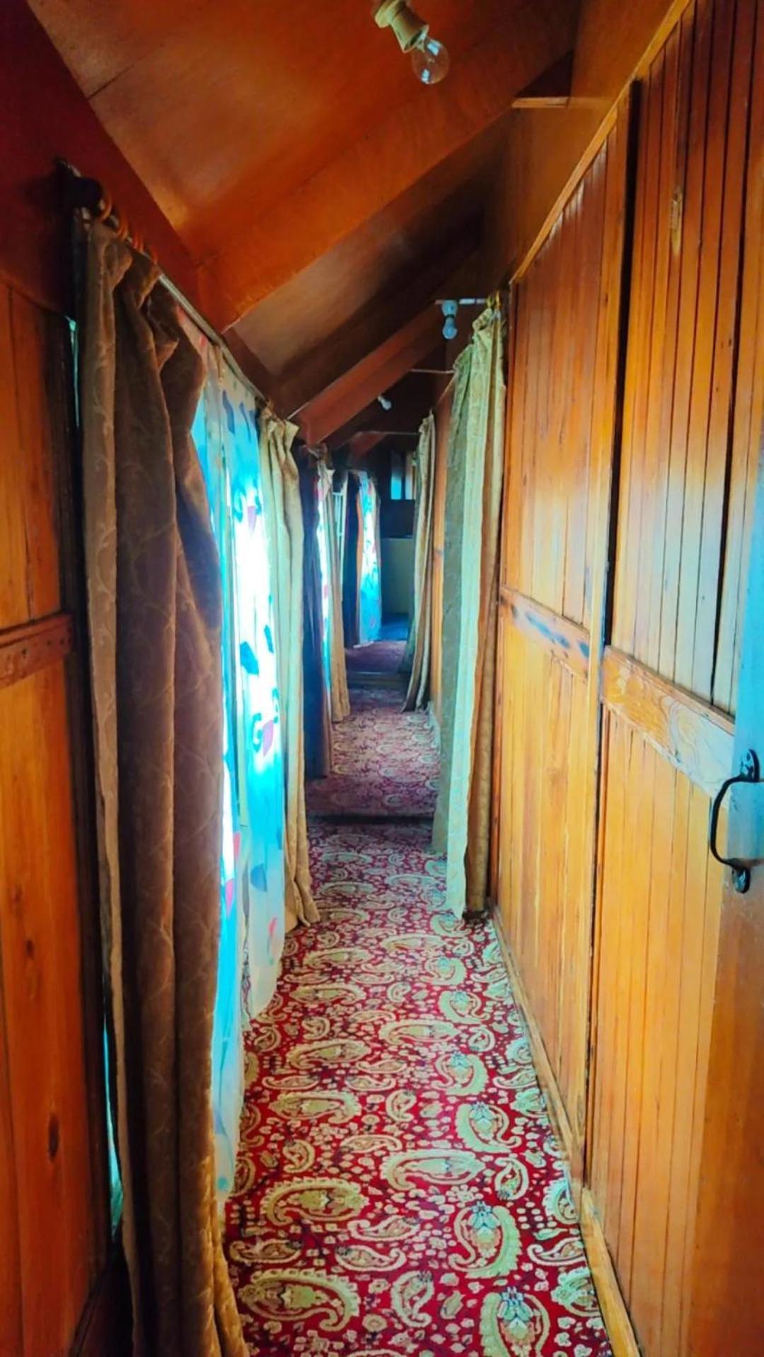 Houseboat Young Wild Rose Srīnagar 外观 照片
