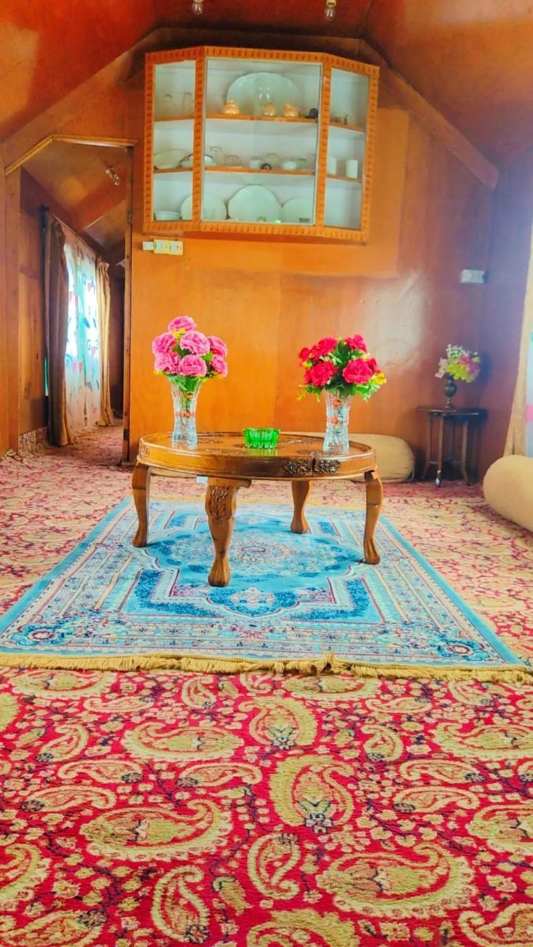Houseboat Young Wild Rose Srīnagar 外观 照片