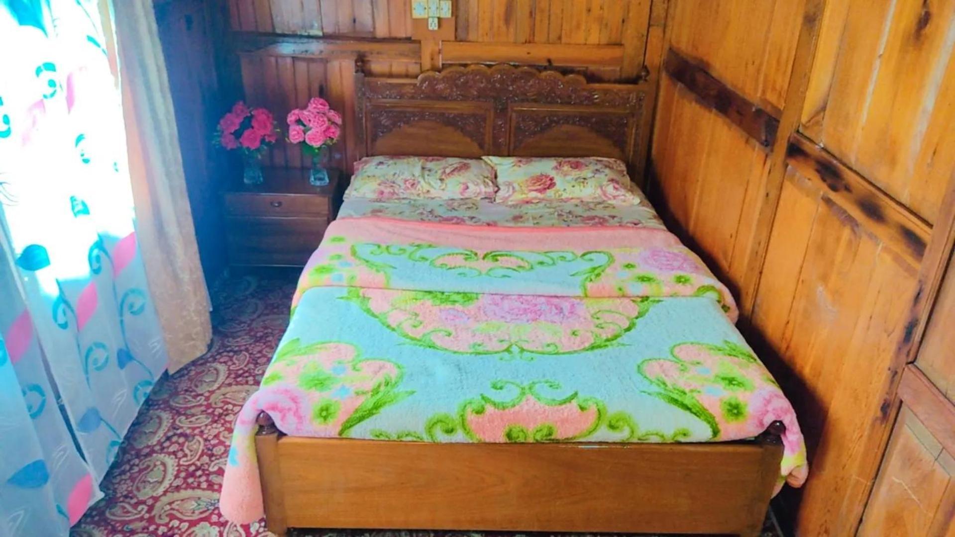 Houseboat Young Wild Rose Srīnagar 外观 照片