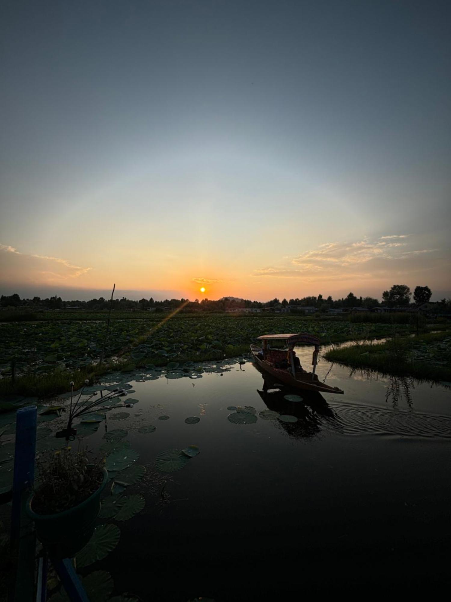 Srīnagar Houseboat Young Wild Rose酒店 外观 照片