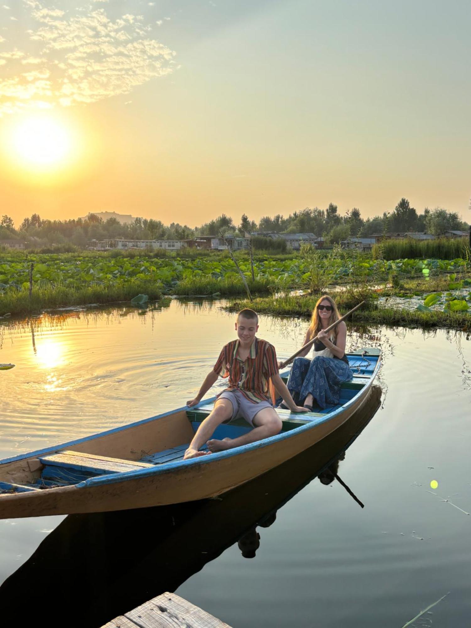 Srīnagar Houseboat Young Wild Rose酒店 外观 照片