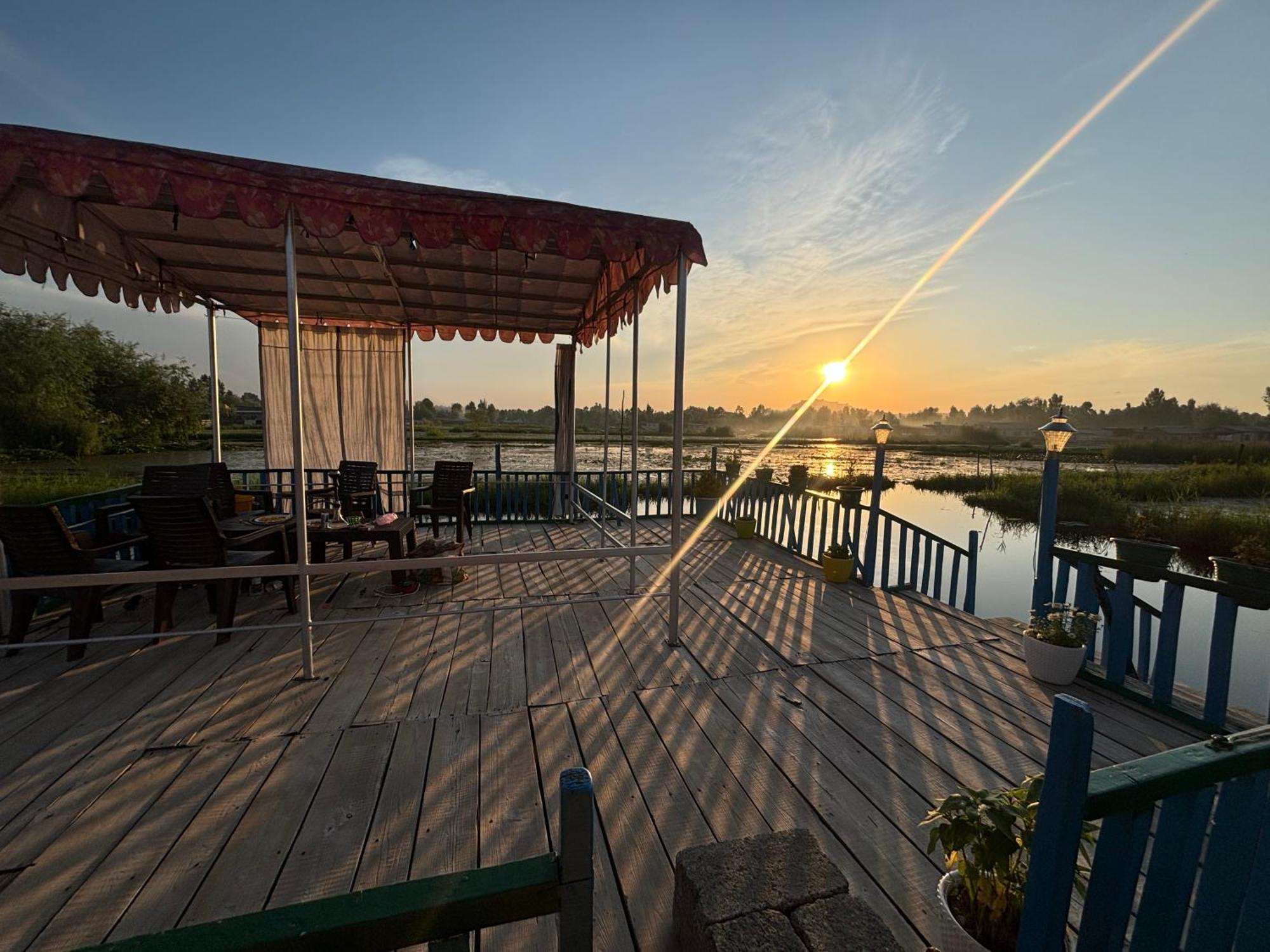 Houseboat Young Wild Rose Srīnagar 外观 照片